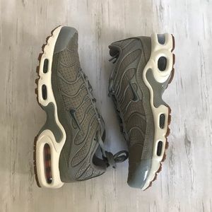air max plus dark green